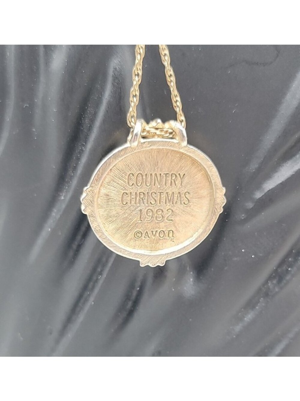 Vintage 1982 Avon Country Christmas Pendant Necklace 18" Gold Tone Chain - Picture 7 of 11